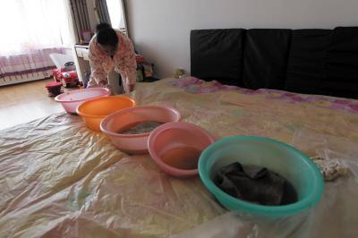 长岭楼上漏水，住户失联，小区没物管，业主维权难！律师来支招……